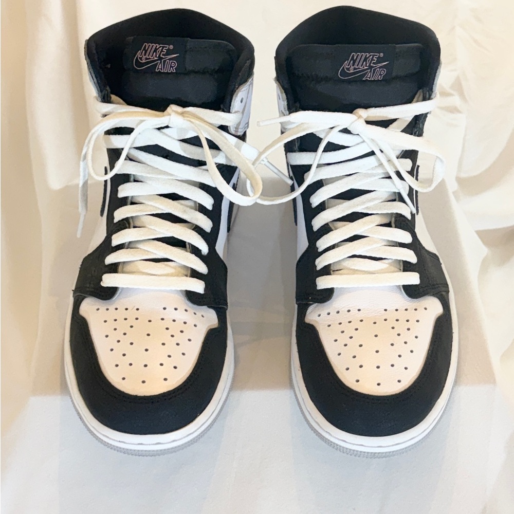 The Air Jordan 1 Retro High OG ‘Stage Haze’ Men's Sneakers - White & Black 9.5 - Picture 3 of 11
